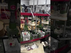 في إنتاج الأحذية الرياضية والرياضية ، تستخدم معدات الإنتاج الذكية لصنع الأحذية